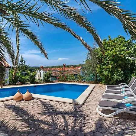 Stunning In With Swimming Pool * Pula