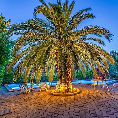 Stunning In With Swimming Pool * Pula
